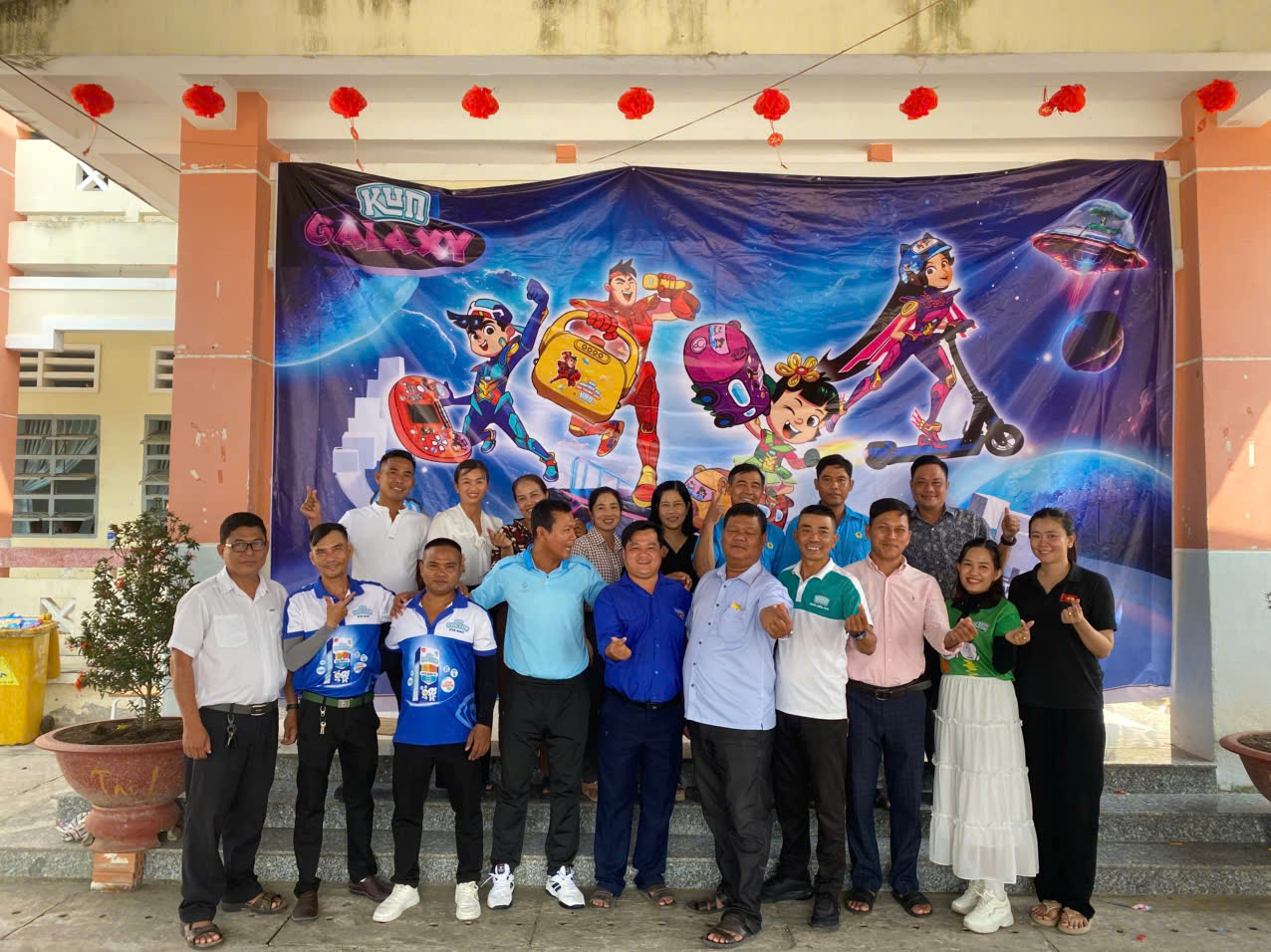Tặng phần quà cho em có hoàn cảnh khó khăn Xã Phú Mỹ  Và Trường tiểu học Phú Mỹ B